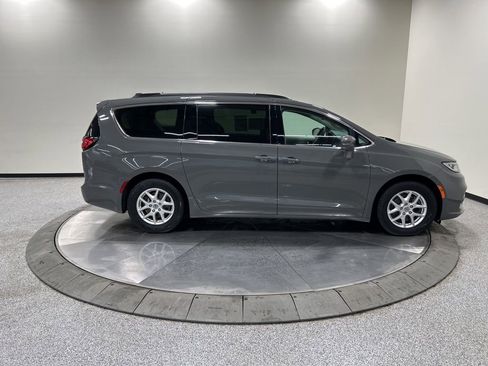 Used 2022 Chrysler Pacifica Touring-L image 5