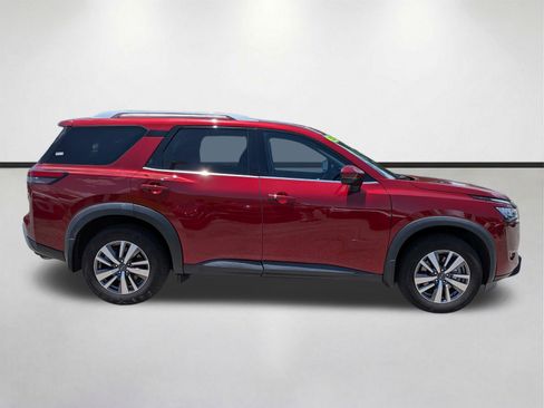 Used 2024 Nissan Pathfinder SL FWD image 3
