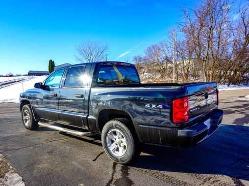 Used 2011 Dodge Dakota 4WD Crew Cab SXT image 6