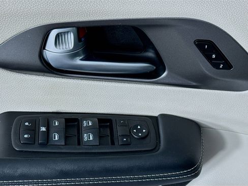 Used 2024 Chrysler Pacifica Touring-L FWD image 34