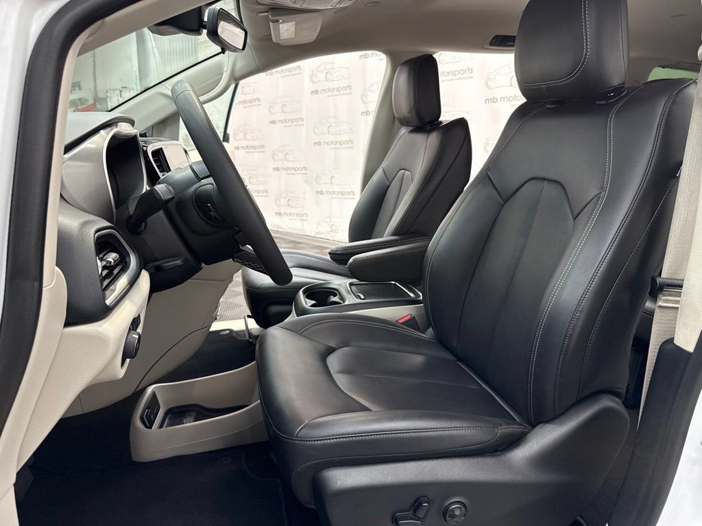 Used 2024 Chrysler Pacifica Touring-L FWD image 13