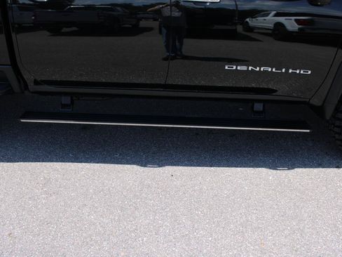 Used 2021 GMC Sierra 2500 Denali w/ Denali Black Diamond Edition AWD/4WD image 12