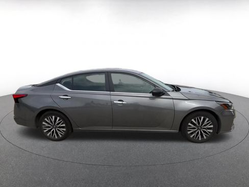 Used 2025 Nissan Altima 2.5 SV FWD image 16
