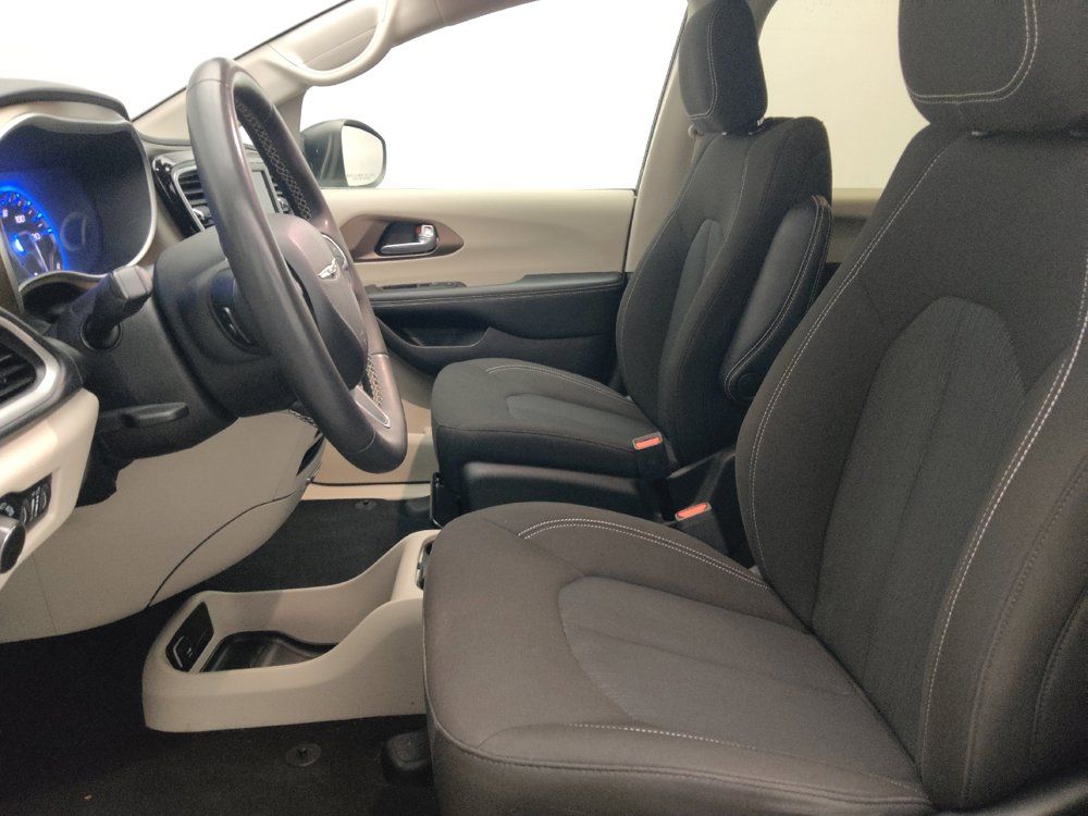 Used 2024 Chrysler Voyager LX FWD image 17