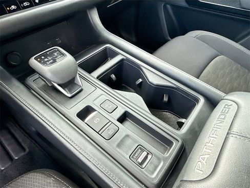 Used 2024 Nissan Pathfinder S image 17