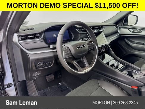 New 2025 Jeep Grand Cherokee Altitude image 9