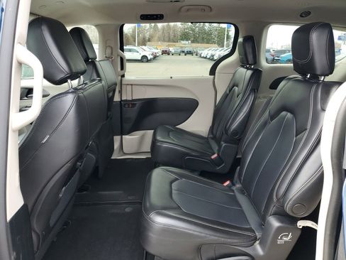 Used 2023 Chrysler Pacifica Touring-L FWD image 28