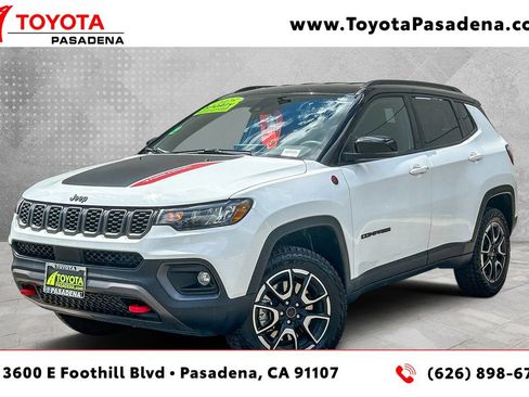 Used 2025 Jeep Compass Trailhawk AWD/4WD image 1