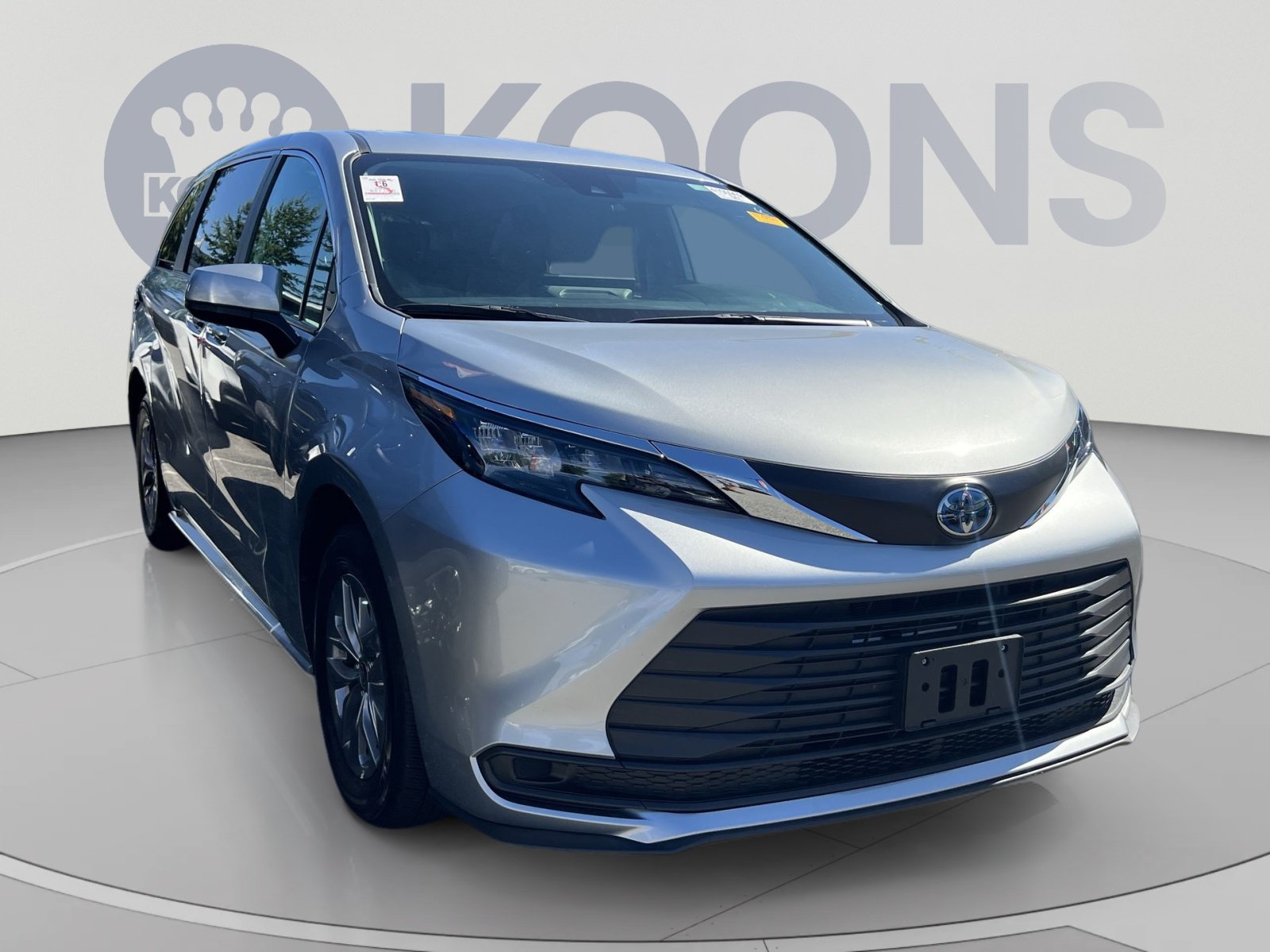 Used 2025 Toyota Sienna LE FWD image 5