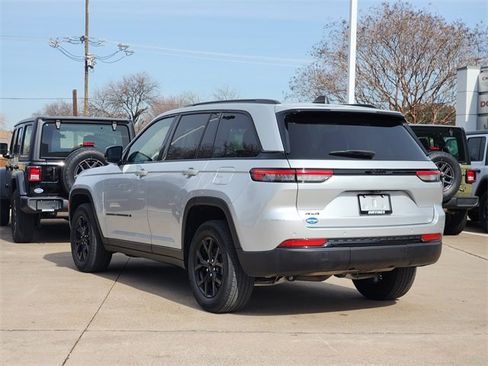 Used 2024 Jeep Grand Cherokee Altitude image 5