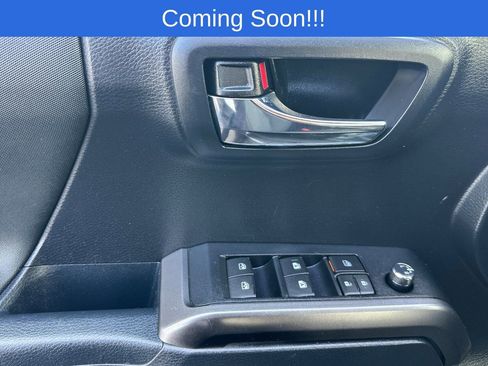 Used 2018 Toyota Tacoma TRD Sport image 11