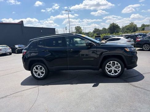 Used 2024 Jeep Compass Latitude AWD/4WD image 4