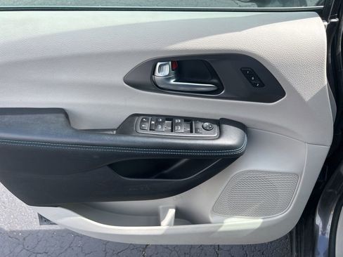 Used 2021 Chrysler Pacifica Touring-L w/ Premium & Safety Sphere Group FWD image 12