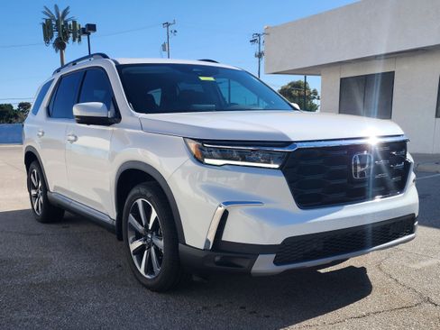 Certified 2025 Honda Pilot Elite image 3