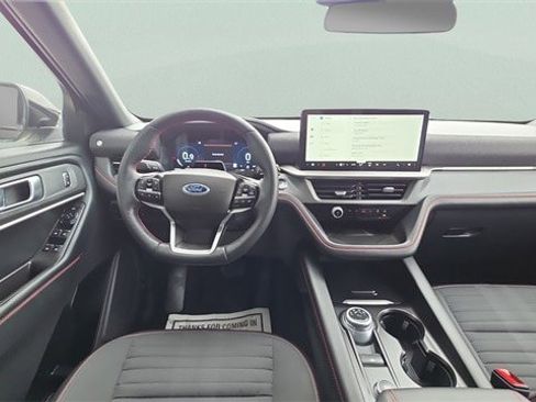 Certified 2025 Ford Explorer ST-Line w/ ST-Line Street Pack image 18