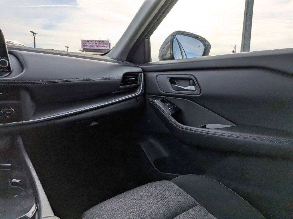 Used 2025 Nissan Rogue SV AWD/4WD image 18