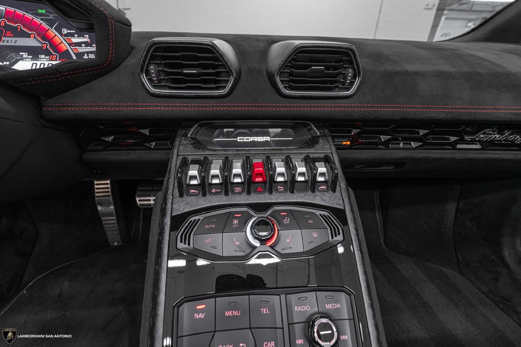 Used 2019 Lamborghini Huracan Performante AWD/4WD image 42