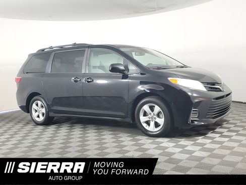 Used 2020 Toyota Sienna LE w/ Carpet Mat Package FWD image 1