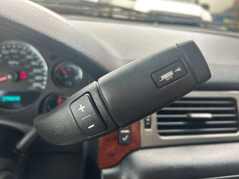 Used 2013 Chevrolet Avalanche LT image 22