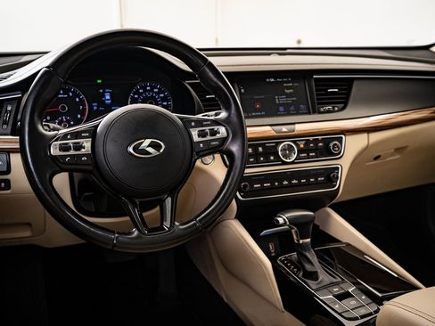 Used 2019 Kia Cadenza Technology image 4