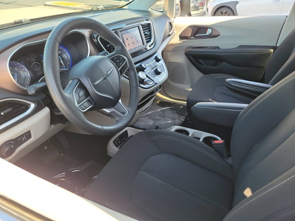 Used 2024 Chrysler Voyager LX FWD image 3