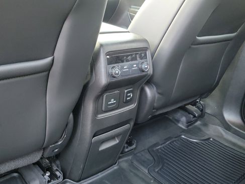 Used 2018 GMC Acadia SLT image 17