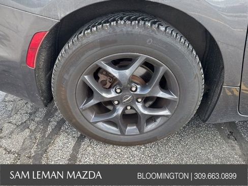 Used 2018 Chrysler Pacifica Touring-L FWD image 12