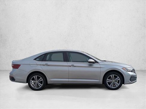 Used 2024 Volkswagen Jetta SE image 4