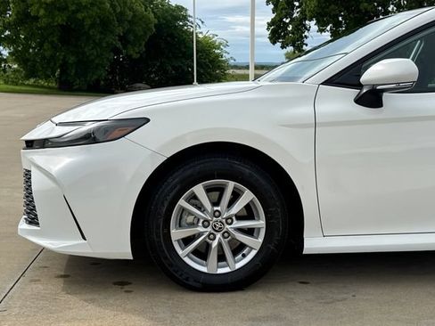 Used 2025 Toyota Camry LE AWD/4WD image 5