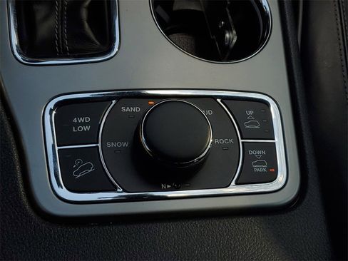 Used 2020 Jeep Grand Cherokee Overland image 32