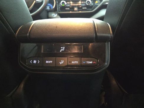Used 2023 Toyota Highlander L image 40