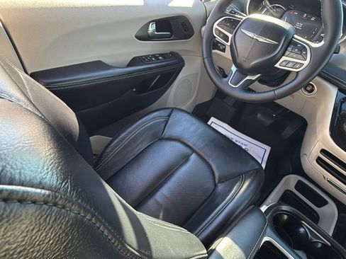 Used 2022 Chrysler Pacifica Touring-L image 16