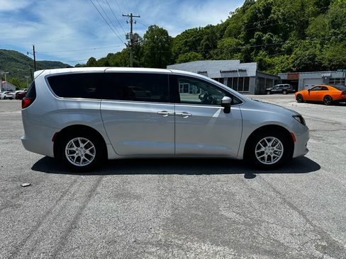 Used 2023 Chrysler Voyager LX FWD image 2