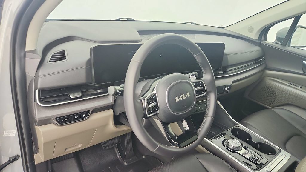 Used 2025 Kia Carnival EX FWD image 13