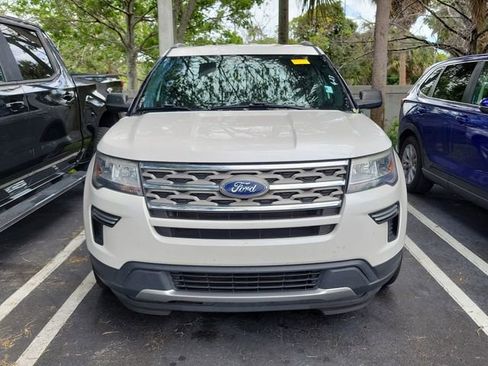 Used 2018 Ford Explorer XLT image 2