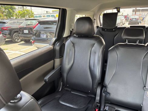Used 2026 Kia Carnival FWD image 42