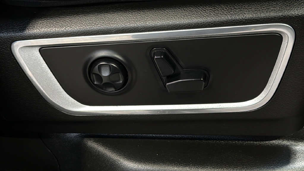 Used 2019 RAM 1500 Laramie AWD/4WD image 12