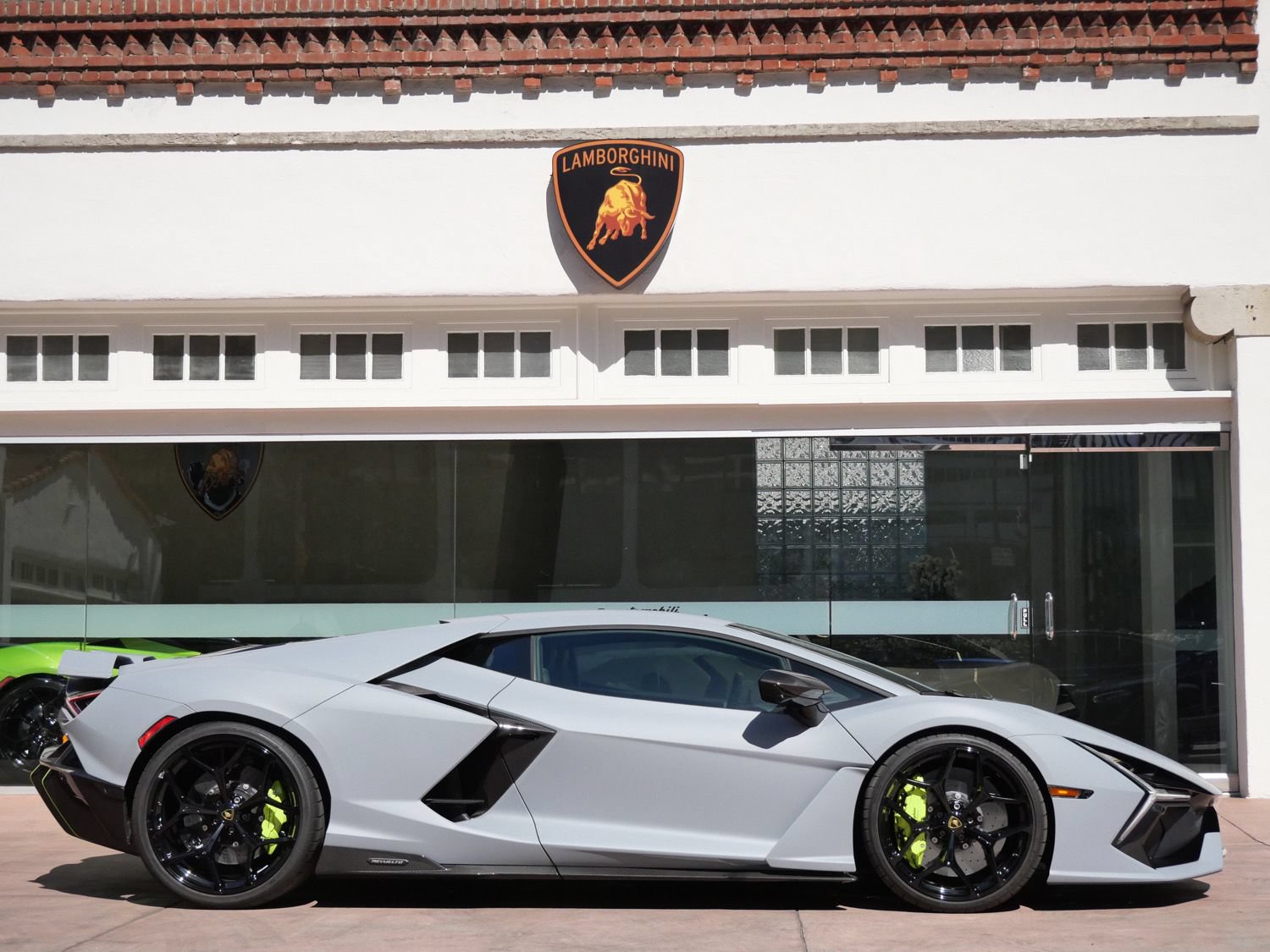 Used 2025 Lamborghini Revuelto AWD/4WD image 2