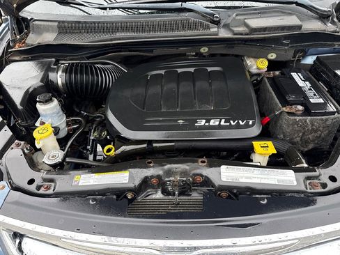 Used 2012 Chrysler Town & Country Touring FWD image 20