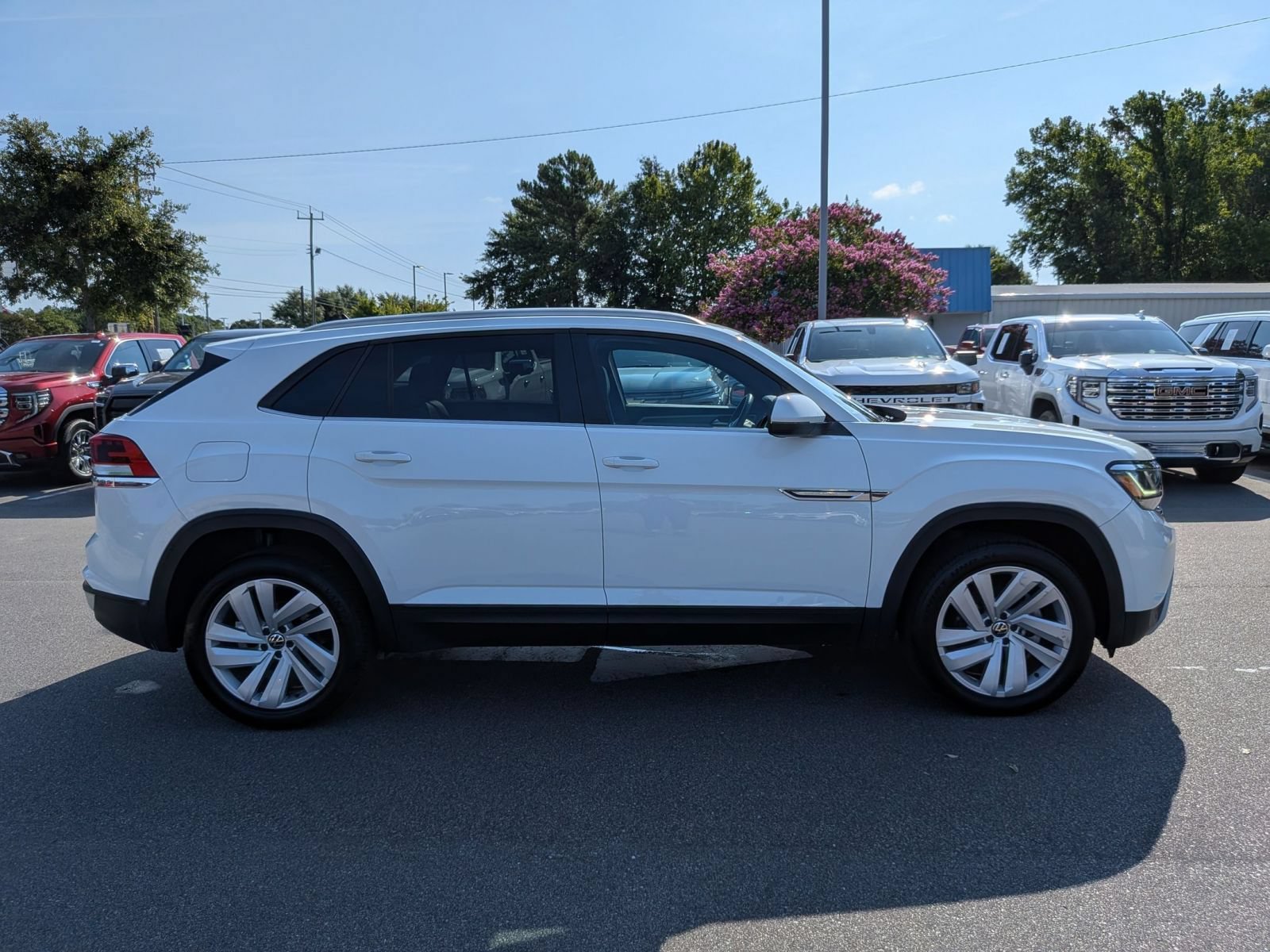 Used 2022 Volkswagen Atlas Cross Sport SE AWD/4WD image 2