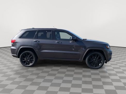 Used 2017 Jeep Grand Cherokee Altitude AWD/4WD image 8