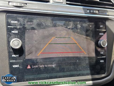 Used 2022 Volkswagen Tiguan SE w/ Panoramic Sunroof Package FWD image 23