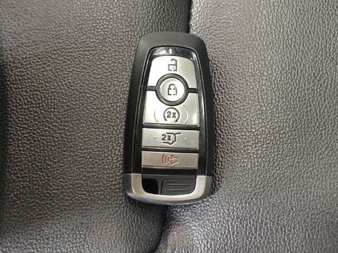 Used 2020 Ford Explorer XLT w/ Equipment Group 202A AWD/4WD image 32