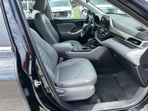 Used 2023 Toyota Highlander LE FWD image 13