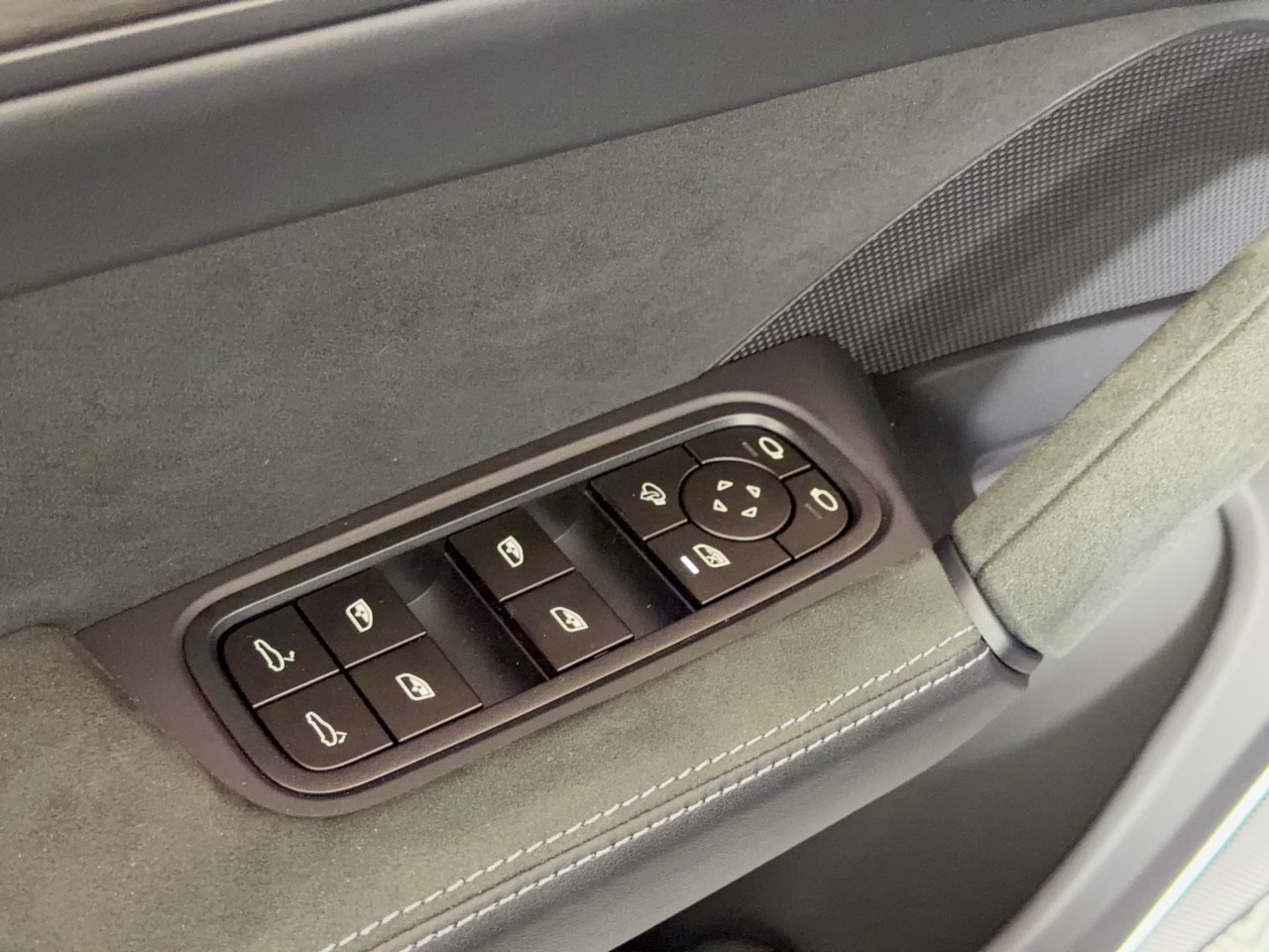Certified 2025 Porsche Cayenne Turbo GT AWD/4WD image 17