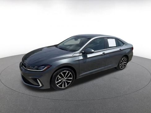 Used 2025 Volkswagen Jetta SE FWD image 8