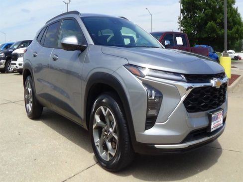 Used 2025 Chevrolet Trax LT w/ LT Convenience Package FWD image 4