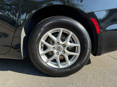 Used 2025 Chrysler Pacifica Select image 9