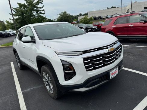 Used 2026 Chevrolet Equinox LT FWD image 3