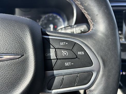 Used 2017 Chrysler Pacifica Touring-L Plus w/ Tire & Wheel Group image 20